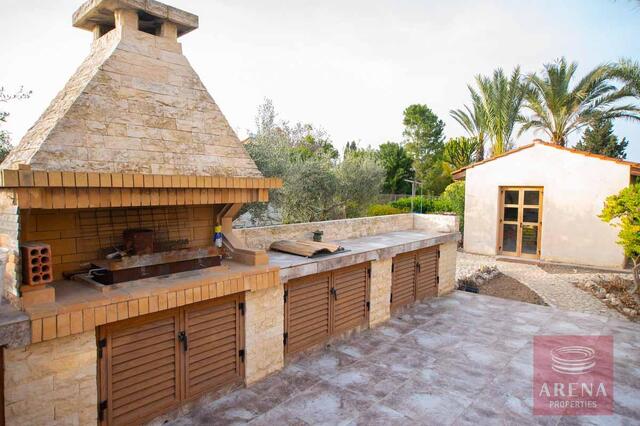 detachedHouse-14-5-bed-villa-in-Pervolia-6045.jpg
