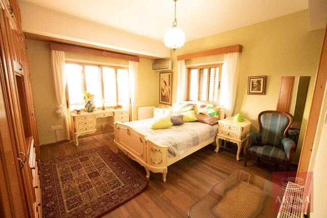 detachedHouse-39-5-bed-villa-in-Pervolia-6045.jpg