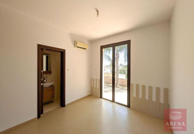 Elegant Four-Bedroom Villa in Livadia – photo 25