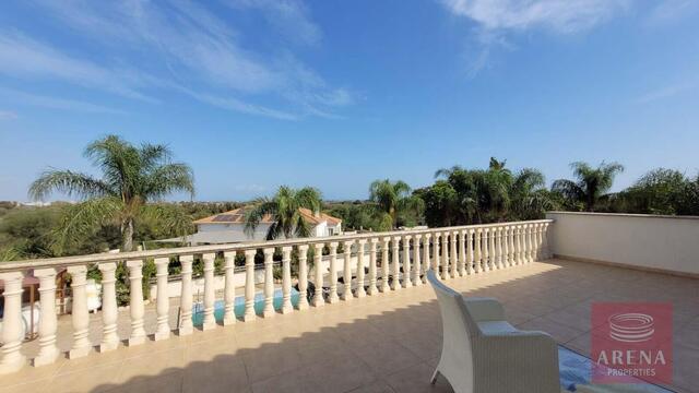 detachedHouse-37-5-Bed-villa-in-Paralimni-5841.jpeg