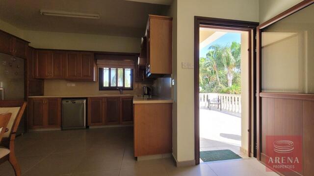 detachedHouse-25-5-Bed-villa-in-Paralimni-5841.jpeg