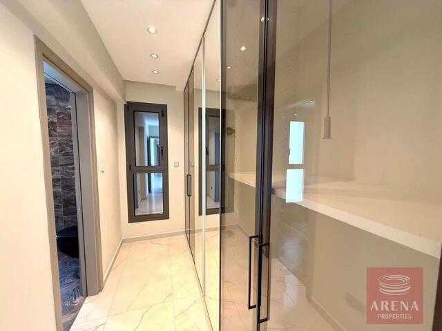 detachedHouse-6a6ca4c127178-1.jpg