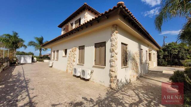 detachedHouse-5-5-Bed-villa-in-Paralimni-5841.jpeg