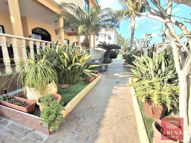 detachedHouse-3-5-BED-VILLA-LIVADIA-9182-6.jpg