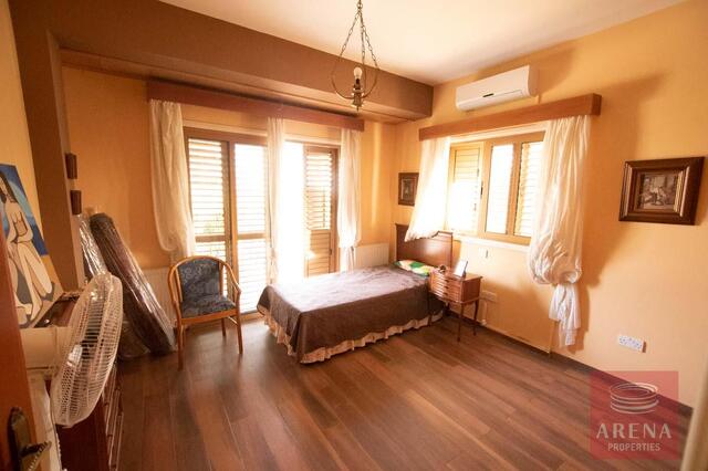 detachedHouse-36-5-bed-villa-in-Pervolia-6045.jpg