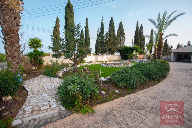 detachedHouse-11-5-bed-villa-in-Pervolia-6045.jpg