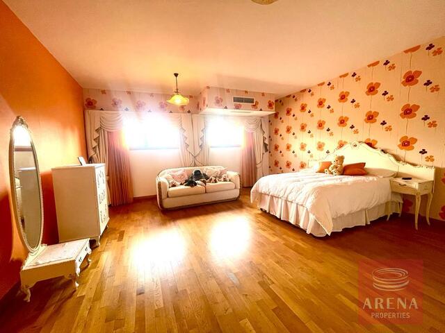 detachedHouse-34-5-bed-villa-in-Alethriko-7500.jpeg