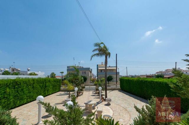 detachedHouse-5-4-bed-villa-in-paralimni-8431.jpg