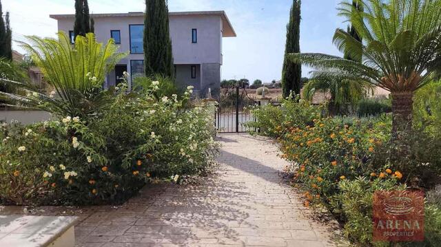 detachedHouse-17-5-Bed-villa-in-Paralimni-5841.jpg