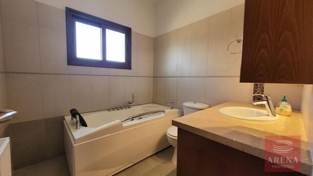 detachedHouse-26-5-Bed-villa-in-Paralimni-5841.jpg