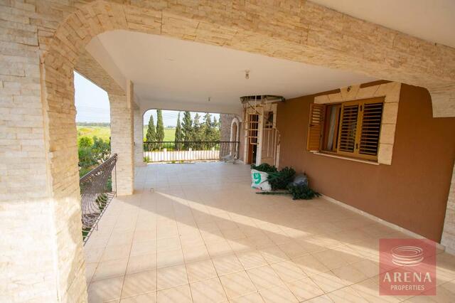 detachedHouse-8-5-bed-villa-in-Pervolia-6045.jpg