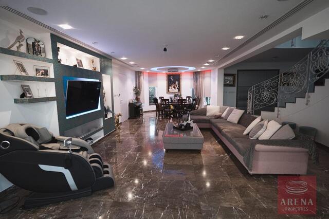 detachedHouse-69aab23e2c112-1.jpg