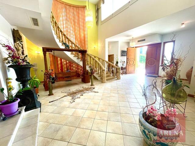 detachedHouse-23-5-bed-villa-in-Alethriko-7500.jpeg