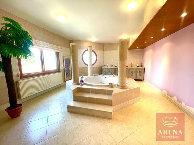 detachedHouse-32-5-bed-villa-in-Alethriko-7500.jpeg