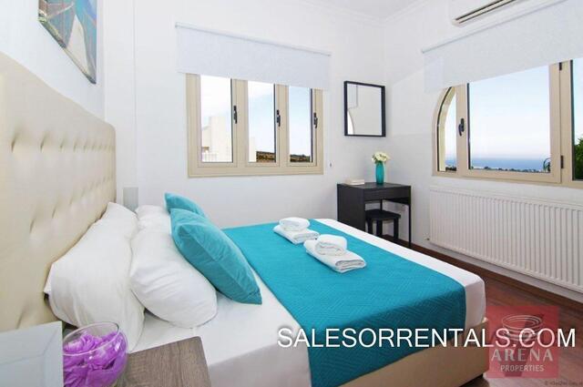 detachedHouse-17-6-BED-villa-in-paralimni-5449.jpg