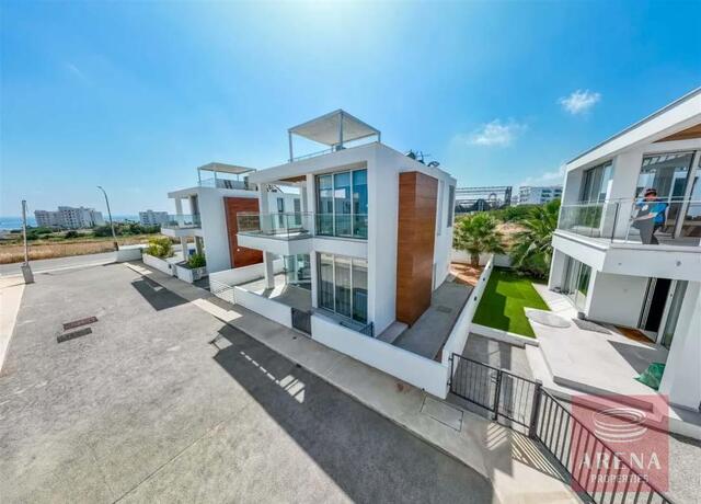 detachedHouse-6a3e7d5eeef15.jpg