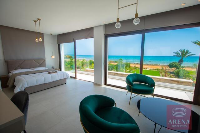 Luxury 5-Bedroom Seafront Villa in Ayia Thekla – photo 25