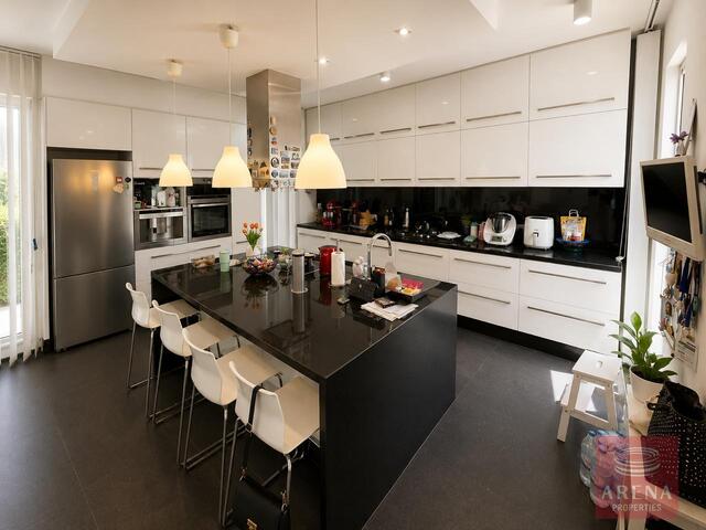 detachedHouse-6a26ac81c16e0.jpg