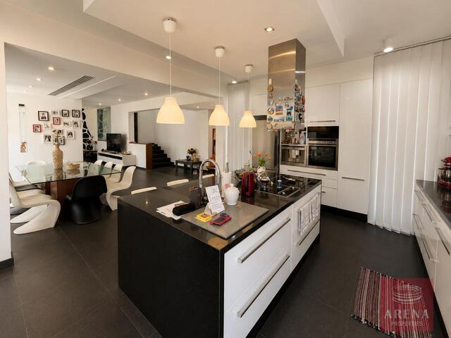 detachedHouse-6a26ac81c9644.jpg