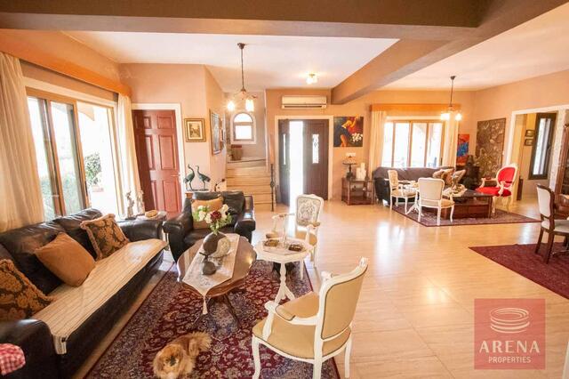 detachedHouse-22-5-bed-villa-in-Pervolia-6045.jpg