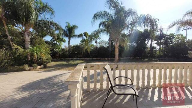 detachedHouse-12-5-Bed-villa-in-Paralimni-5841.jpg