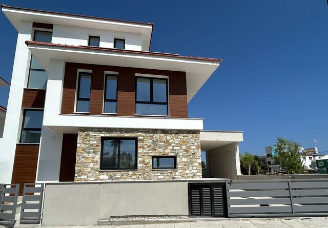 5 Bed Villa in Oroklini for sale – photo 1