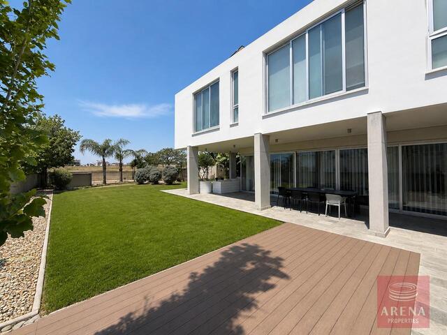 detachedHouse-6a26ac812d297.jpg