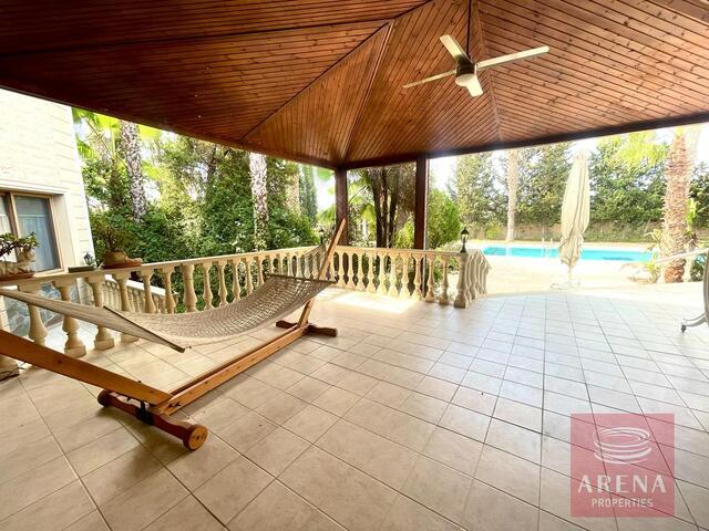 detachedHouse-18-5-bed-villa-in-Alethriko-7500.jpeg