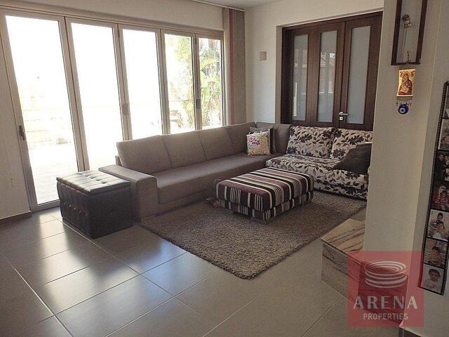 detachedHouse-3069-sitting-area.jpg