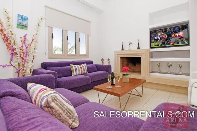 detachedHouse-8-6-BED-villa-in-paralimni-5449.jpg
