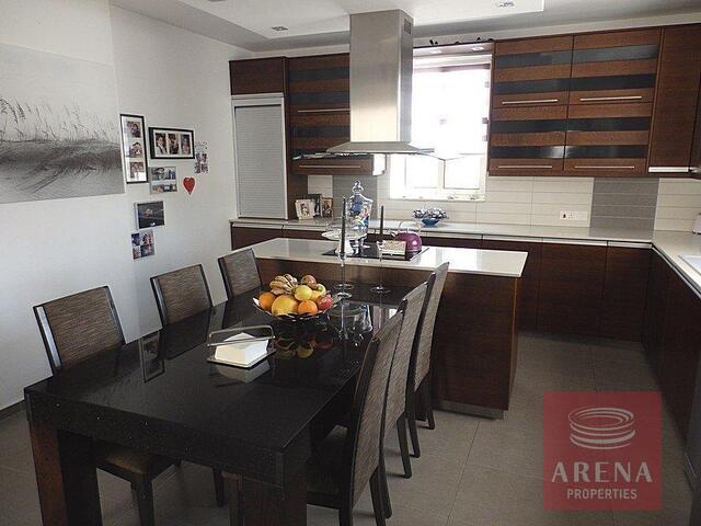 detachedHouse-3069-dining-area.jpg