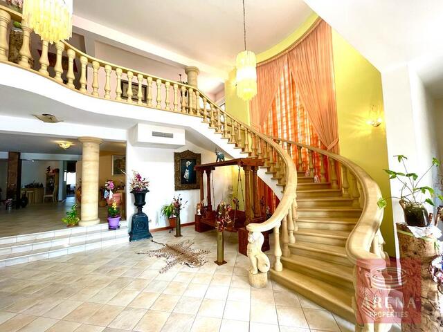 detachedHouse-25-5-bed-villa-in-Alethriko-7500.jpeg