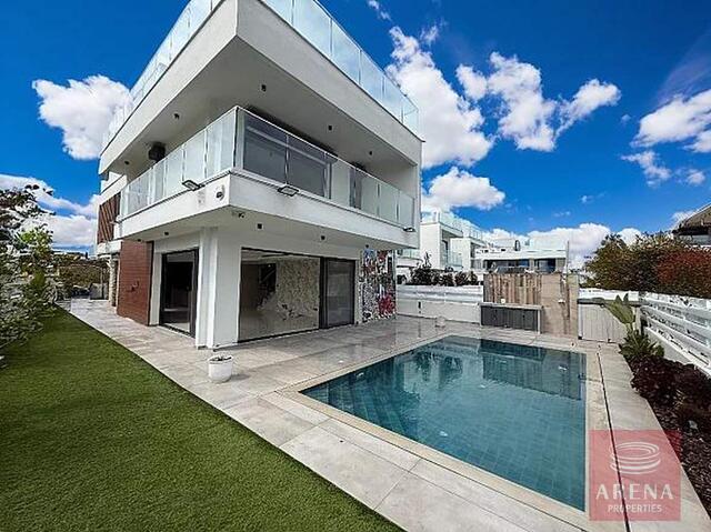 detachedHouse-6a6ca4c04985e-1.jpg