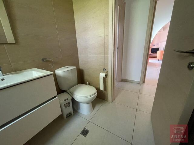 bungalow-19-SHARED-BATHROOM.jpg