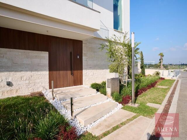 detachedHouse-69f31a1f43002-1.jpg