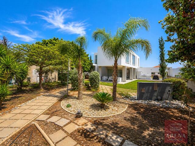 detachedHouse-6a26ac80e8e3e.jpg