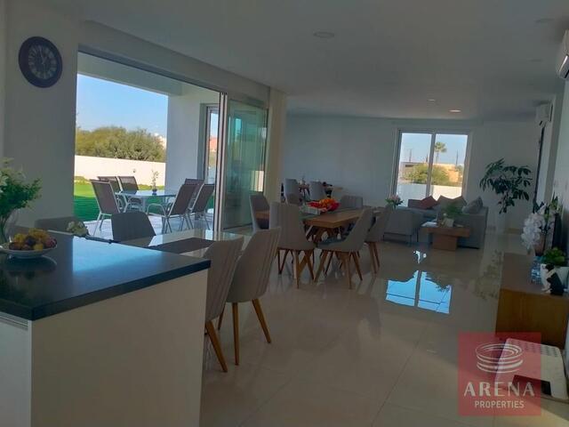 detachedHouse-8-4-bed-villa-paralimni-7492.jpeg