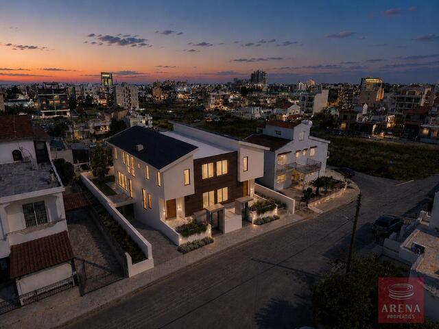 detachedHouse-6a0f406170a5d.jpg