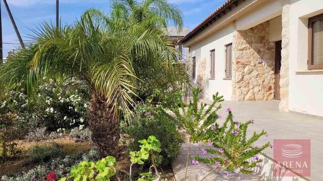 detachedHouse-8-5-Bed-villa-in-Paralimni-5841.jpg