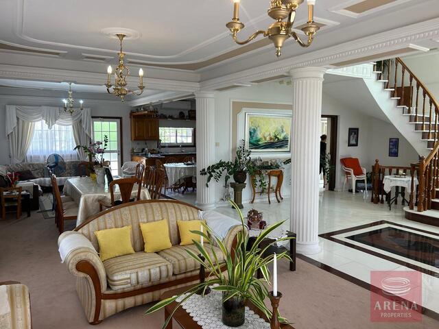 detachedHouse-12-VILLA-DEKELIA-8254.jpg
