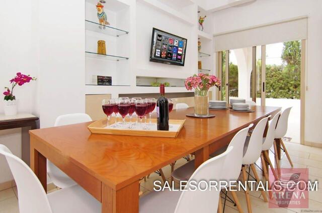 detachedHouse-9-6-BED-villa-in-paralimni-5449.jpg