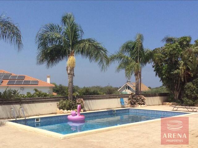 detachedHouse-13-5-Bed-villa-in-Paralimni-5841.jpg