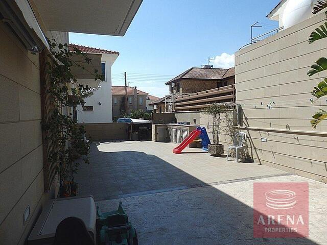 detachedHouse-3069-outside-area.jpg