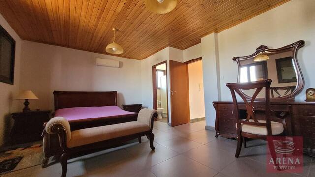detachedHouse-32-5-Bed-villa-in-Paralimni-5841.jpg
