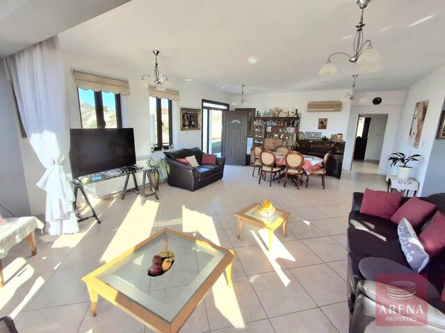 detachedHouse-18-7-BED-VILLA-KALAVASSOS-9083.jpg