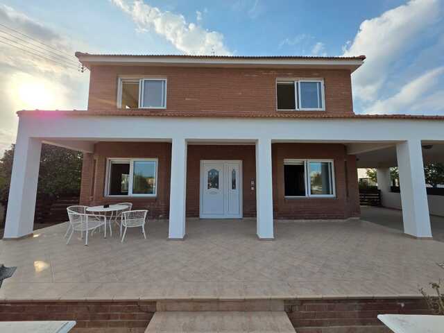 4 Bed Villa in Kiti – photo 1