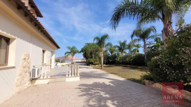 detachedHouse-9-5-Bed-villa-in-Paralimni-5841.jpeg