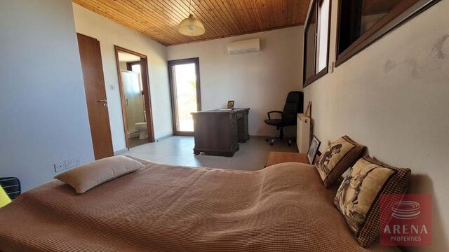 detachedHouse-34-5-Bed-villa-in-Paralimni-5841.jpeg