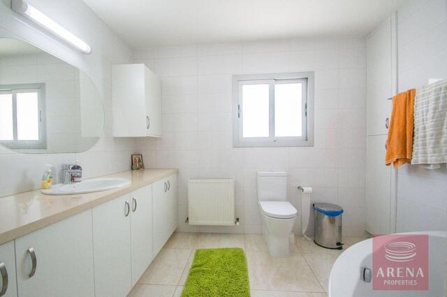 detachedHouse-15-villa-4bed-frenaros-3932-1.jpg