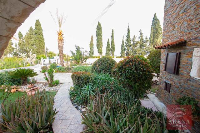 detachedHouse-10-5-bed-villa-in-Pervolia-6045.jpg